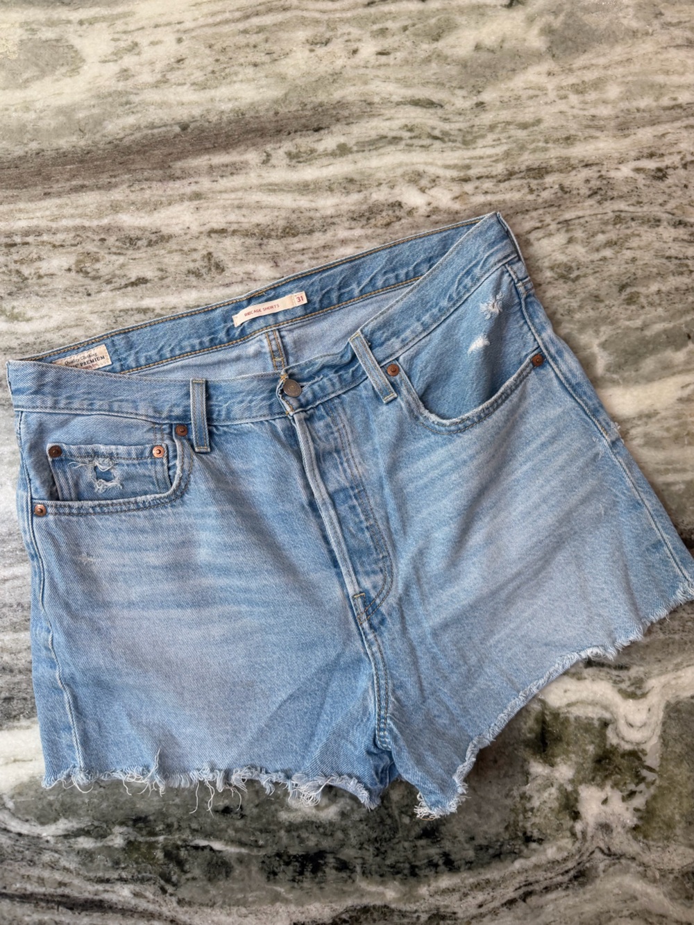 Levi's Ribcage Shorts Light Wash Denim Cutoff Shorts
Size 31 - Picture 2 of 7